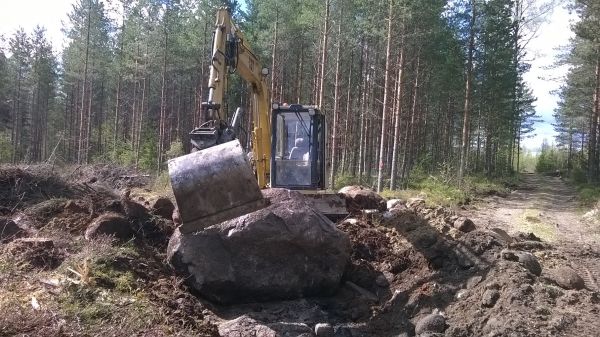 Pikkukoneella pikkukivien pyöriitelyä.
Cat 307:lla tien levitystä.
Avainsanat: Cat 307