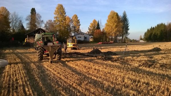 Salaojitusta
Lisäoijia notkoon ni jos kuivuis jatkossa nopeaammin.
Avainsanat: ojitusta JD salaoja aura