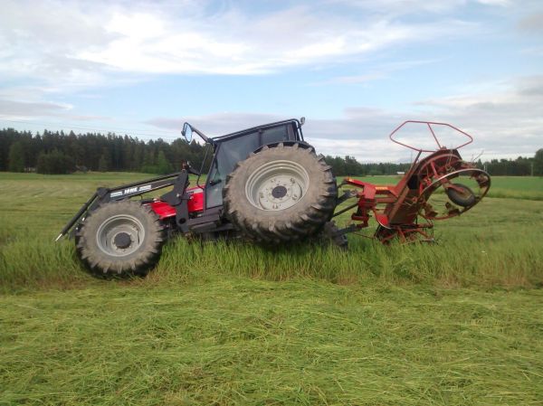 MF4455 + Ylö 320 pöyhin
Kesäisiä pöyhimisiä. Selvittiin henkisillä kolhuilla.
Avainsanat: MF 4455 pöyhiä kesä