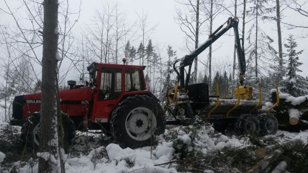 Valmet 905 + Oniar
Tuulenkaatojen keräilyä. Nyt oli hyvät kelit kun pakkanen lauhtui.
Avainsanat: Valmet 905 oniar