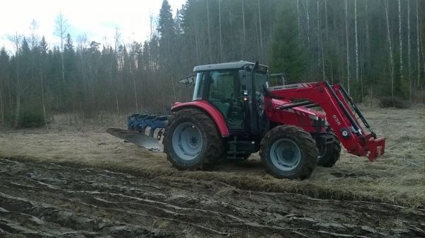 massikka ja överumit
massikalla riistapellon kyntöä...
Avainsanat: mf kyntö