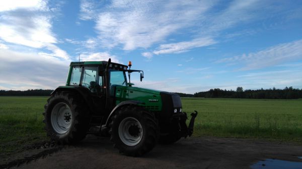 8550
Iltalenkillä
Avainsanat: Valtra 8550 Sisudiesel 7.4 Hitech2