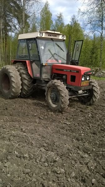 zetor 7245
kevättyöt äestys 
Avainsanat: zetor äestys