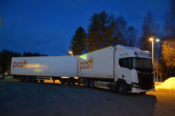 Salosen Kuljetus lepäämässä
Salosen Kuljetus Oy :n uusi koppanen Scania Postin ajossa.
Avainsanat: scania r salosen kuljetus