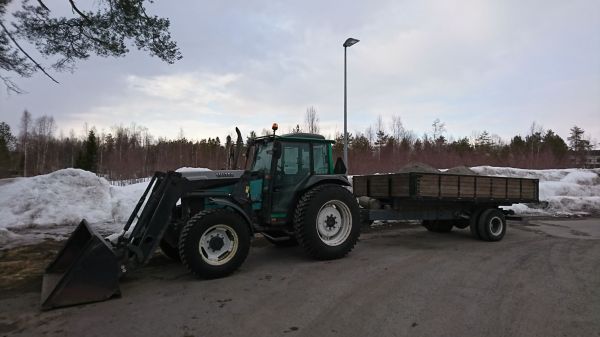 Hiekotushiekan siirtoa pois
Valmet 865 kunnon kuormaajalla.
Avainsanat: valtra valmet 865