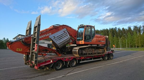 Doosan DX225LC
Verkonparannus töistä siirtymässä työmaalle Koillismaalla.
Avainsanat: doosan dx 225 lc koillismaa