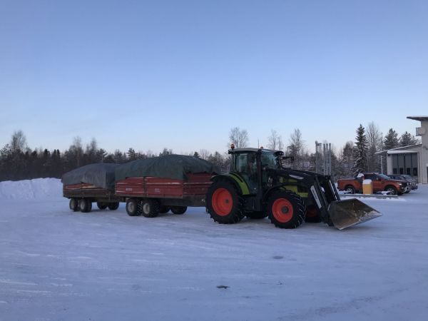 Claassi
Näppärä kuljetus bongattu. :)
Avainsanat: claas arion 460 quicke q4 majava m130