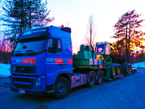 Matti Kaaja kuskaa
Kyydissä John Deere 1510E ajokone.
Avainsanat: volvo fh 540