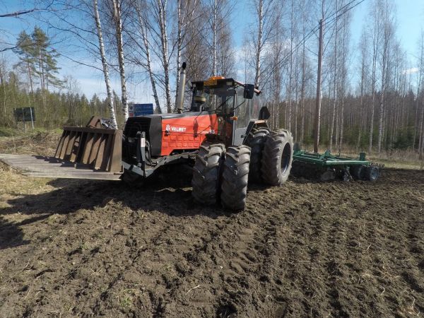 Valmet 905 ja Kivi-Pekka 350 kevät töissä
Avainsanat: valmet 905 kivi pekka 350