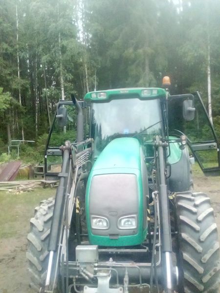 Valtra M130 maalaus projektia
Paikoillaa nenä ja valtran eka väri ehostettu.
Viel lukot sivu paneleista ja pient yksityis kohtaa peilin riipukkeit myöte oranssil + portaitten laidat ni on vähä huomio väriiki. 
:)
Mut ekan viher käsittely ja sit orangea. :)
Avainsanat: Valtra M130