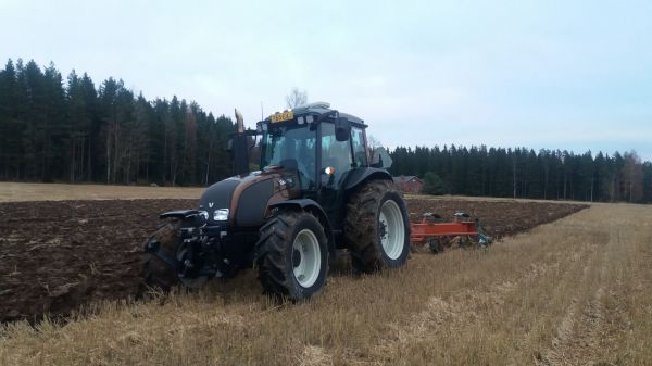 Valtra A93 kyntöä
Valtra A93 ja kverneland 4x16
Avainsanat: Valtra A93 kverneland