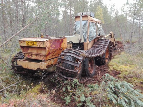 Vanhan penkkatien ojan avaus.
Valmet 1102 Um 475. Pehmeällä penkkatiellä. Ei paljon vanhasta ojasta jäljellä.  
Avainsanat: Ojanavaus Penkkatie Valmet1102um475 Valmet Valmet1102