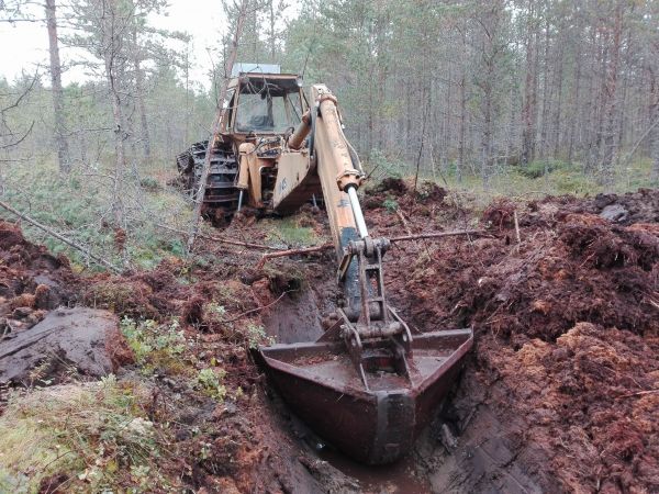 Vanhan penkkatien ojan avaus. 
Vanha penkkatien oja jo aivan tukossa. Aika pehmeetä tuolla on juuri nyt. Välillä kuski istuu suon kanssa samassa tasossa, kun kone painuu. Pitkillä teloilla menee kuitenkin helposti.
Avainsanat: Ojanavaus Penkkatie Valmet1102um475 Valmet Valmet1102