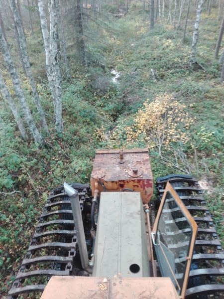 Valmet 1102 um 475 vanhan laskuojan päällä.
Avainsanat: Ojankaivu telat Valmet1102um475 Valmet1102 Traktorikaivuri