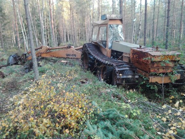 Laskuojan avaus Valmet UM 475
Vuonna 1982 kaivettu oja ja nyt uudelleen aukaisu. Vuosikymmenet tehnyt tehtäväänsä. Sateisen kesän jälkeen vesi noussut jo metsään. Valmet UM 475 pitkillä teloilla on hyvä peli ojan aukaisuun.  
Avainsanat: Valmet1102 valmet1102um475 um475 valmet