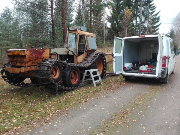 Valmet 1102 UM475 kaivurin huolto käynnissä.
Valmet 1102 UM475 kaivuri huollossa. Öljyn vaihtoa, sun muuta.. 
Avainsanat: Kaivinkone huolto Valmet1102 Valmet 1102 UM475 kaivuri