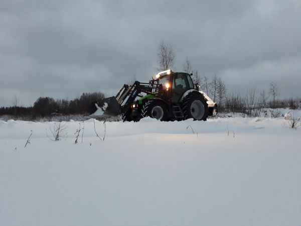Linkoomassa
Traktorina on Deutz-Fahr 110 mk3 ja linkona Superleppä 250
Keywords: Linko Traktori Deutz-Fahr 110 mk3 superleppä 250