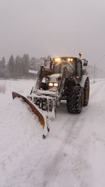 John Deere 6320
Avainsanat: john deere 6320 vieskan metalli omavalmiste oma valmiste