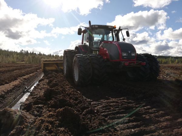 Valtra T171H ruuvaamassa kunnostusjyrsimen jälkiä
Oli kyllä mukavaa ruuvata kunnostusjyrsittyä kenttää kun ei ollu kiintokantoja niin ei repiny ruuvia :D
Avainsanat: Valtra ruuvi t171