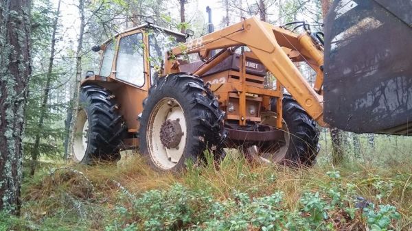 Valmet 903 Syväsen konepajan kuormaajalla
Klapeja käytii hakemassa mökiltä.
