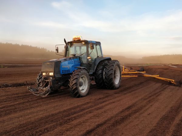 Valtra 8050 ja Raussi hak-900 karheeja 
