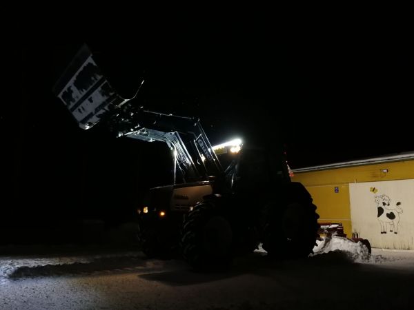 Valtra 6400 ja Tempo
Lumen pukkailua tiluksilta
