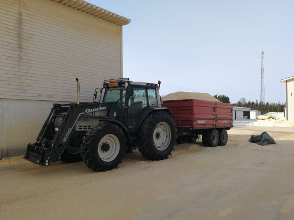 Valtra 6400 ja Tuhti w90
Kuivikkeen haku myrskyisessä säässä.

