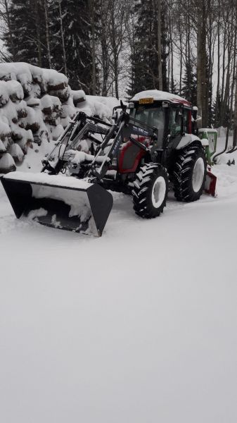 Valtra A85
Tällä hoituu lumityöt hevostallilla Loviisassa. Vahva kotimainen traktori 
