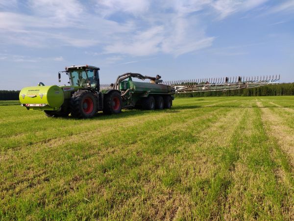 Claas Xerion 3800 VC
Xerion + Agronic HXA 20m3 rapuohjattu  lietevaunu ja suomen ainoa Bomech Multi Profi 18/24 veitsimultain.
Avainsanat: Claas traktor mastalous agronic multain