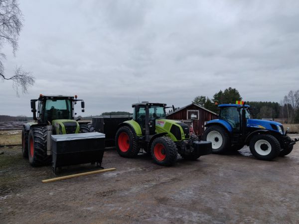 Xerion, Axion 810 Newholland T7040
Traktorit talvitöitä.
Avainsanat: Claas newholland traktor mastalous talvi lumi hiekoitus