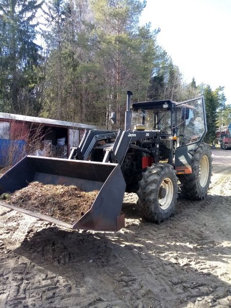 Pihatyöt valmetilla
Roskien ajoa isäni 755:lla valmetilla
