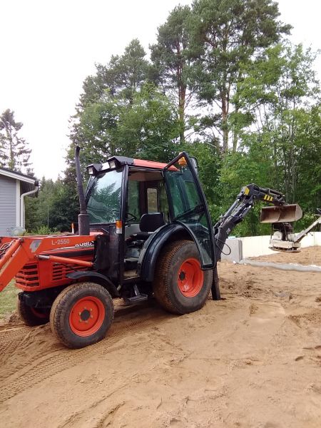 Kubota 2550
Lätkän nostaminen rakennuksella 
