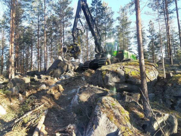 Lievästi kivikkoa
Harvennus työmaa joskus viime keväänä
Avainsanat: John deere