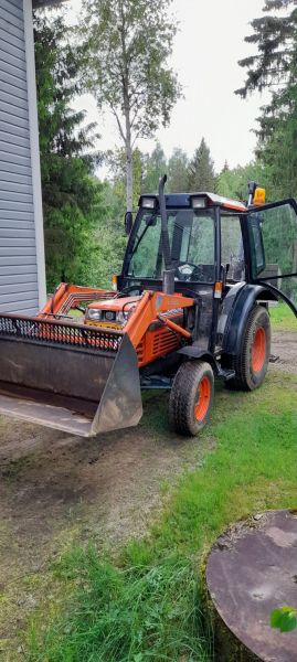 Kubota L2550
Ajoin kubotan parkkiin 
