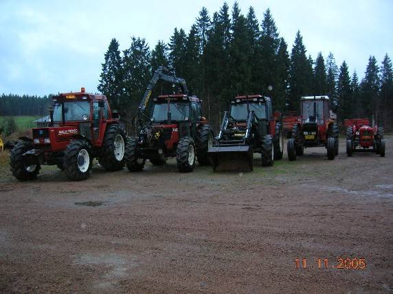 NH110-90 turbo, Fiat82-94 + vreten51-45 ja MP-lift140, Valmet604 turbo ja MF 35x
raktorti rivissä kuin köyhän talon porsaat
Avainsanat: NH, Fiat, Velmet, MF