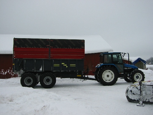 New Holland 5635 ja Tuhti
Ei ollu isompaa, niin oli tyydyttävä tuohon.
Avainsanat: New Holland Tuhti