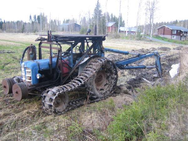 Riukuvammas
"Enää ei routa eikä kiintokallio ole esteenä..." Kuulemma joskus mainostettu em. sanoin.
Avainsanat: telakaivuri