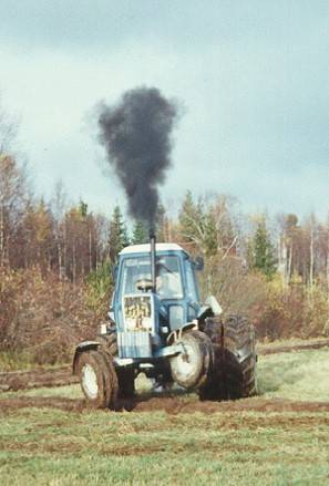 Ford 7600
Päisteautomatiikka huolehtii pakoputken tyhjennyksestä kynnettäessä.
Avainsanat: Ford