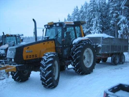 valtra 8400 ja itsetehty kärri
tolla ajetaa papanoita kattilaan että talo lämpiää
Avainsanat: valtra