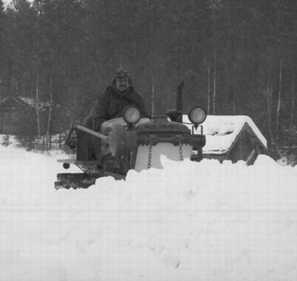 Allis-Chalmers Model M
Wanha 1930-luvun Kallis-Jalmari tietä puskemassa Kainuun suunnalla. Allis-Chalmers Model M oli tuotannossa vuosina 1932-1942. Tämä yksilö on valmistettu/kasattu lisenssillä Ruotsissa. 

Erään tiedon mukaan näitä tuotiin käytettynä Ruotsista Suomeen kuusi yksilöä lumen auraukseen Lappiin heti sota-ajan jälkeen 1940-luvulla.
Avainsanat: Allis-Chalmers Allis puskukone pillari