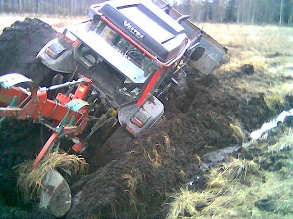 Valtra
Vähän kallistaa, oli jo vähän huono kulkea hyttiin....
Avainsanat: valtra 900