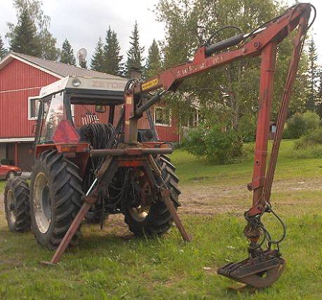 Zetor 7745 ja Hakki Souvari 2400A
Kärry vielä perrään ja sitten polttopuun ajjuun.
Avainsanat: zetka ja hakki