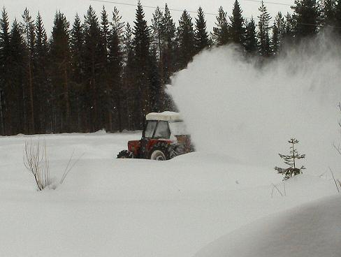 Zetor 7745
Lumi pölyää :)
Avainsanat: zetor esko linko 7745