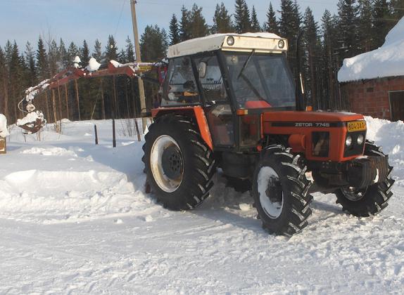 Zetor 7745 ja Hakki 2400A
ÃƒÆ’Ã¢â‚¬â€œljyt tahto olla Hakissa vähän jääkät
Avainsanat: zetka hakki