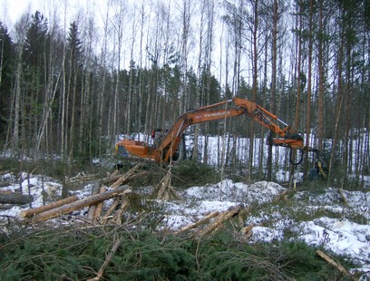 Pehmeänpaikan moto
Peruskoneena Fiat-Hitachi 150 vm.97 telat 1100mm, liukupuomi kiinnitetty normaaliin pikakiinnikkeeseen. kourana Keto 150
