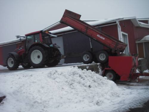 Valtra N 121, Velsa 85 ja Rekon 2 m3 hiekotin
Hiekottimentäyttösysteemi... Viljaluukku auki ja tuo pikkupytty on aika äkkiä täynnä. 
Avainsanat: Valtra N 121 hiekotin