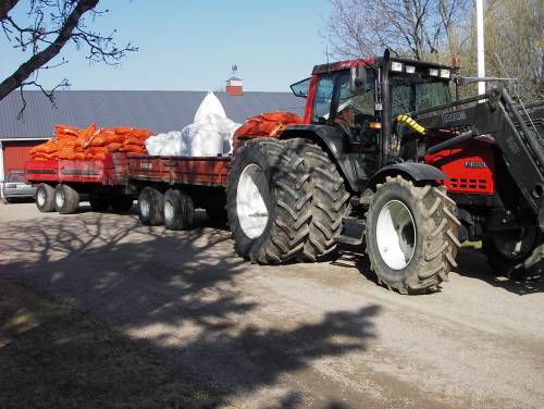 Valtra 6550 HT junan veturina
Valtran peräs Velsa 85 ja Kipa 85
Avainsanat: Valtra