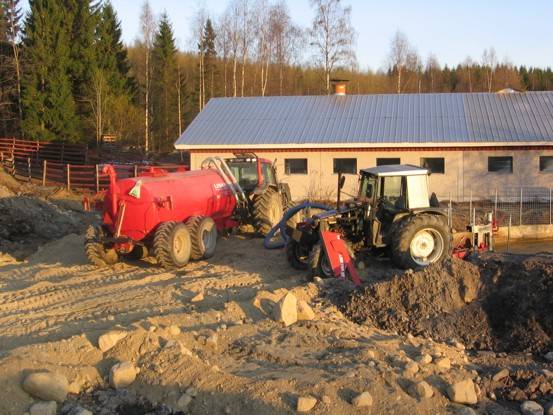 Valtra 6400, Valmet 665 ja Livakka
Kevät 2006
Avainsanat: 6400