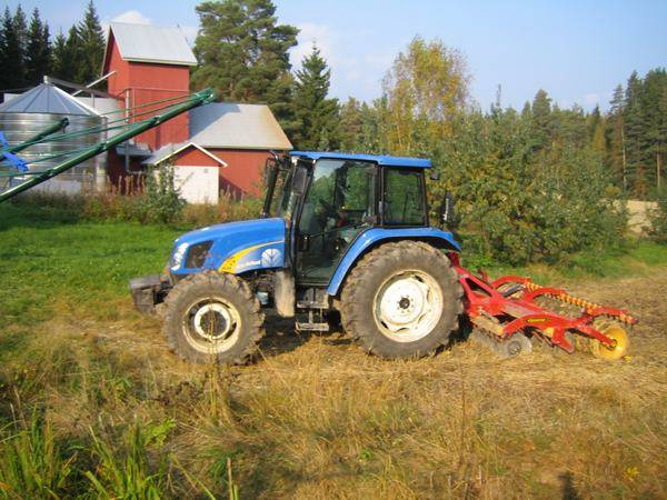 New Holland TL90A ja Carrier 300
oli kokeilus carrieri...
Avainsanat: carrieri