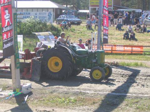 zetor 25 A
tractor pullingista, ei jaksanu vetää, tai parilla ihmisvoimalla jaksoi...
Avainsanat: zetor 25 A